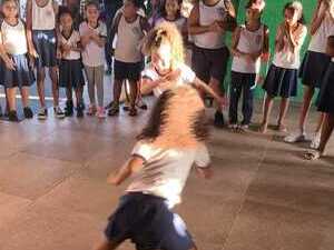 imagens de aulas de capoira nas escolas